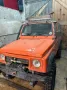 Suzuki Samurai mit vielen Ersatzteilen
