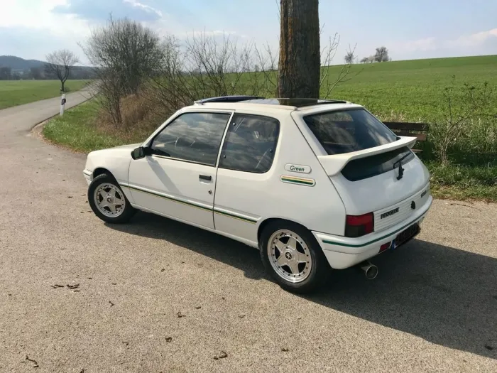 Peugeot 205 Green - kleiner weißer Löwe