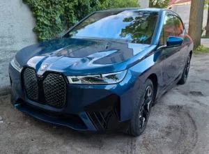 BMW iX xDrive40 - Blau Weiß 