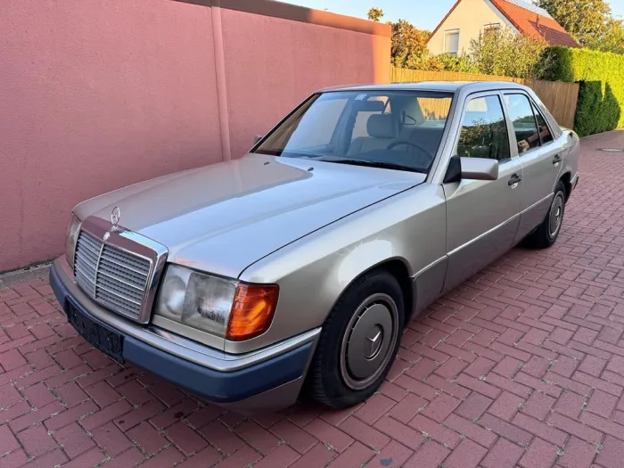 Mercedes-Benz 300 Diesel W124,* 5-Gang*kli...