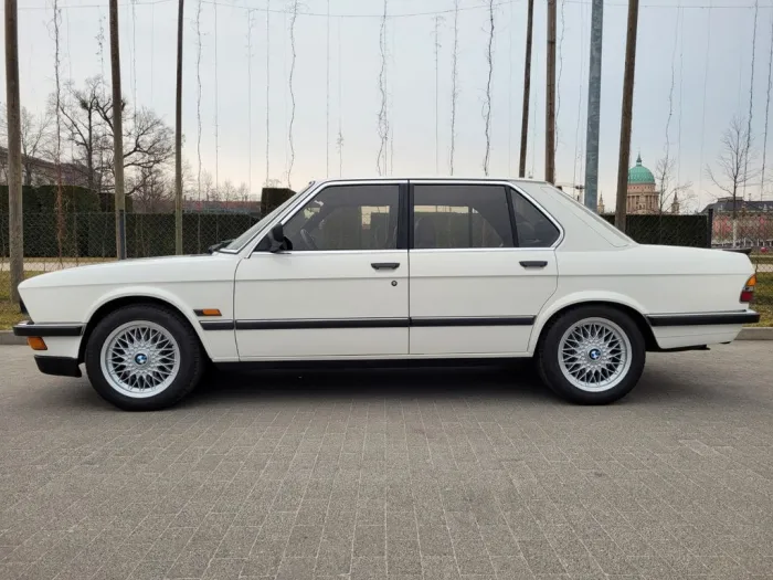 BMW M5 E28