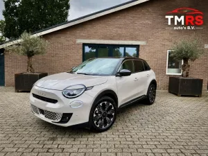 Fiat 600 Hybrid La Prima Camera Ambiance AppleCarplay