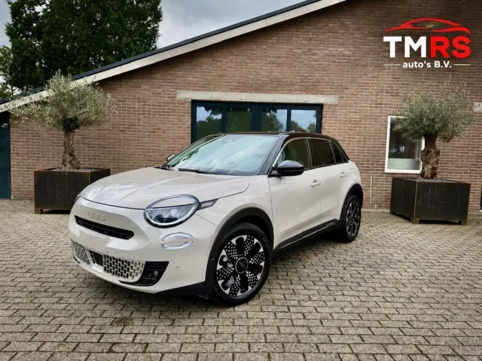 Fiat 600 Hybrid La Prima Camera Ambiance AppleCarplay
