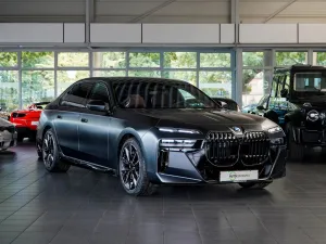 BMW 740d M Sport Pano TV AHK Massage B&W