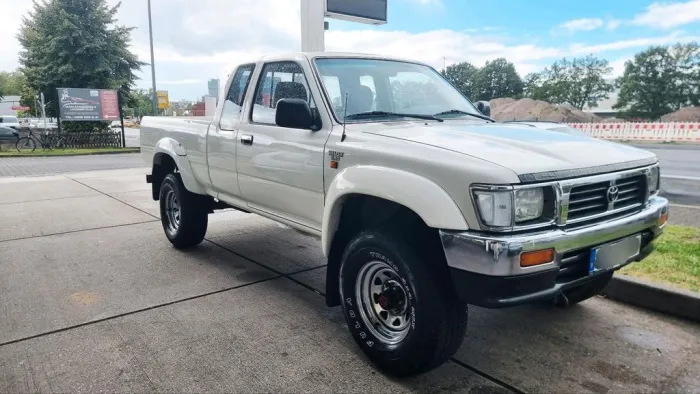 Toyota Hilux doka  4 x 4 aus erster Hand 1...