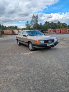 Audi 100  2. Hand  Garagen-/Hallenfahrze...