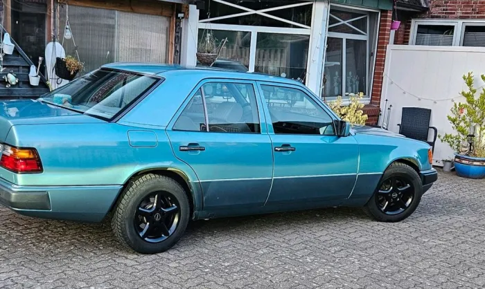 Mercedes-Benz  200E