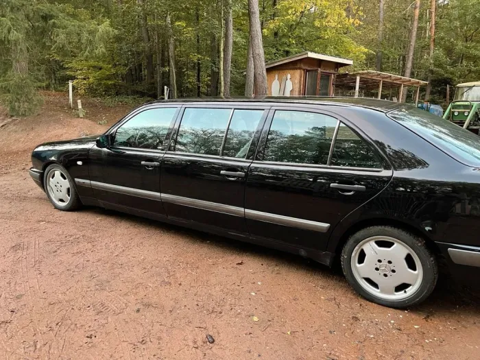 Mercedes-Benz Mercedes E  Strech  - Limousine sechs  Tür...