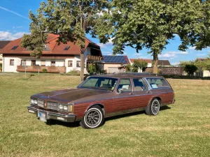 Chevrolet Oldsmobile Custom Cruiser, TÜV/H 04/27, äh...