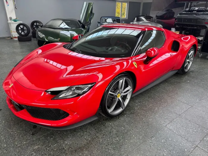Ferrari 296 GTB GTB DCT 1. Hand neuwertig