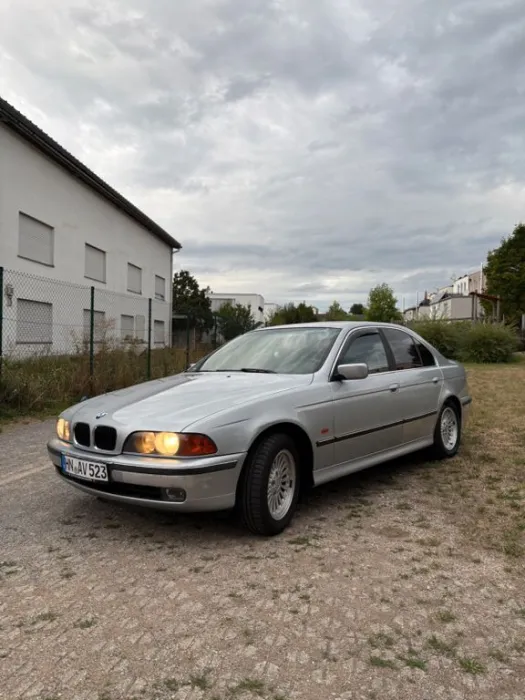 BMW E39 523i