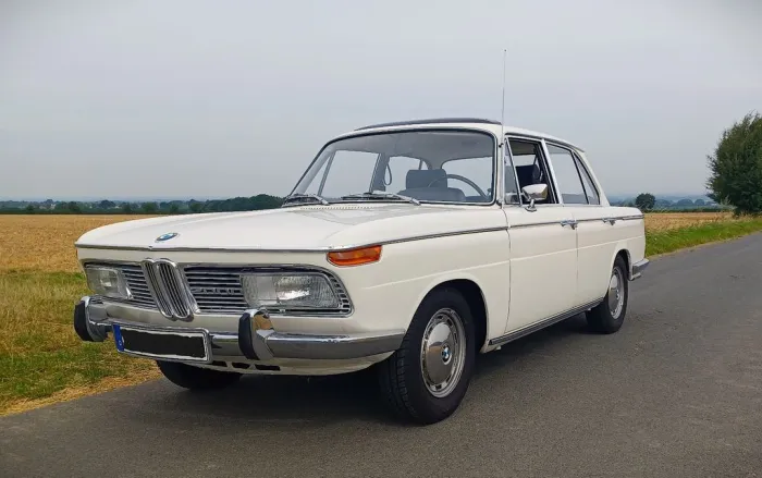 BMW Neue Klasse 2000 mit Schiebedach & AHK