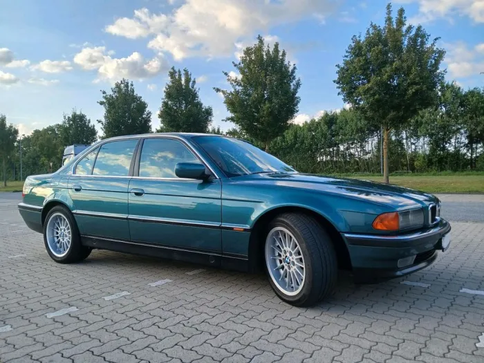 BMW gepflegter ascot-grüner BMW 740