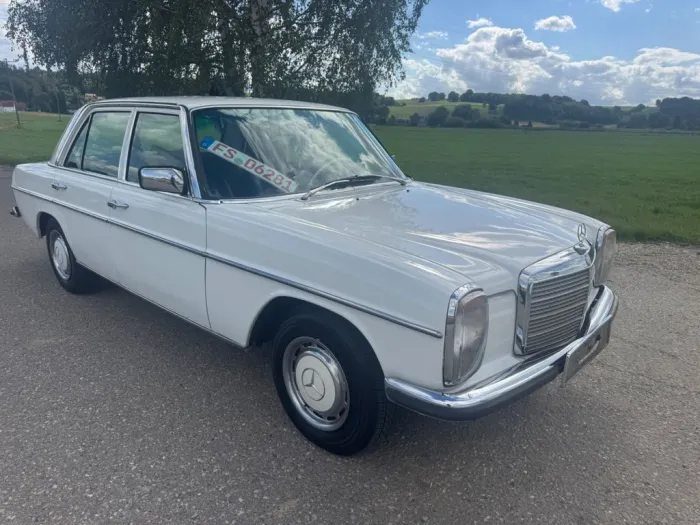 Mercedes-Benz 200 D Oldtimer Leichte Roststelle Original zust