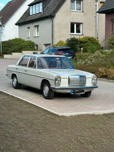 Mercedes-Benz Daimler-Benz 230/8 (W114) mit 6-Zylinder-B...