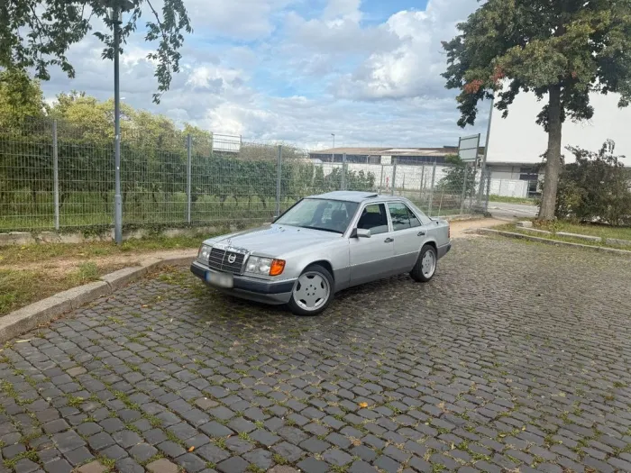 Mercedes-Benz W124 / E220 / 2. Hand / TüV 