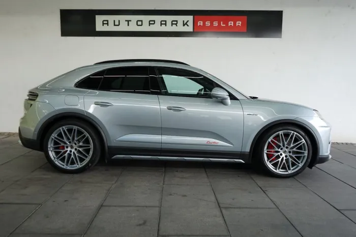 Porsche Macan Electric Turbo/Leder-rot/Burmester/Display