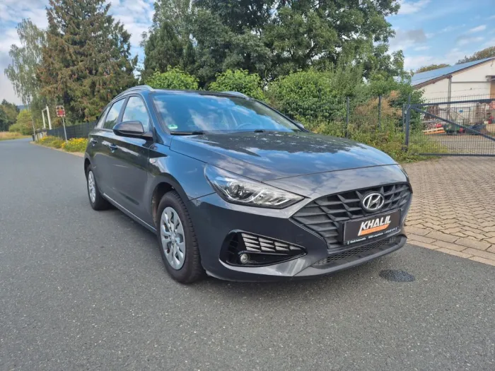 Hyundai i30 cw Pure 1.5* TÜV Neu* PDC* LED* Euro6*