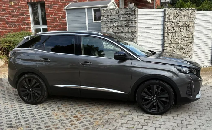 Peugeot 3008 Plug-In Hybrid4 300 GT- Batteriezertifikat!