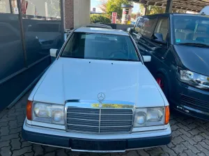 Mercedes-Benz Mercedes W124 E200