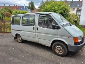 Ford Biete hier ein Ford Transit Bus an