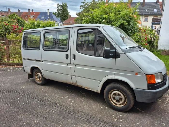 Ford Biete hier ein Ford Transit Bus an