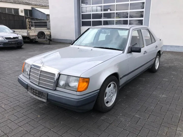 Mercedes-Benz W124 E 260