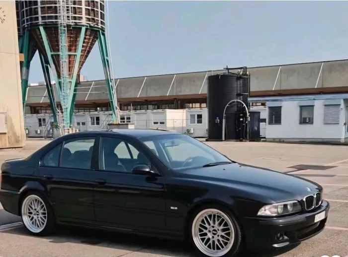BMW E39 523I