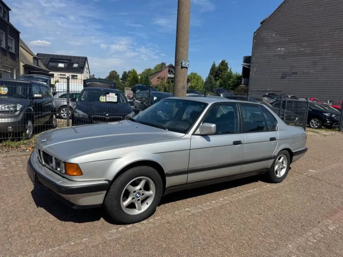 BMW E32 735iA/AUTOMATIK/KLIMA/ALU/SCHIEBEDACH