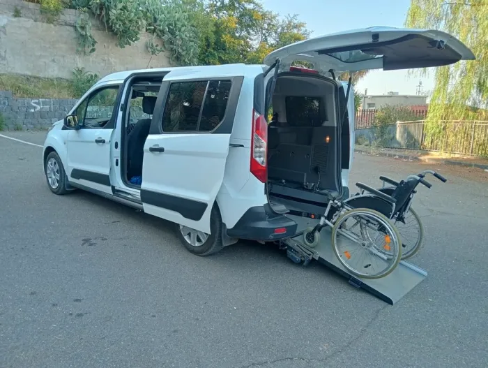 Ford Transit Connect Pianale ribassato con rampa