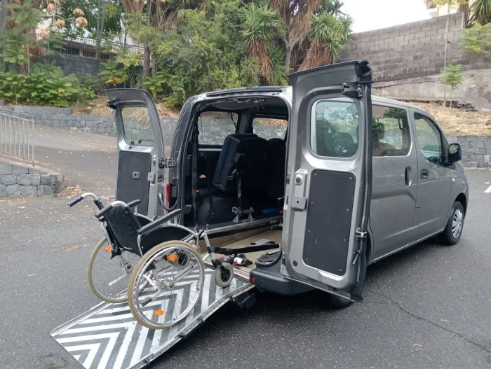 Nissan NV200 Pianale ribassato con rampa disabil