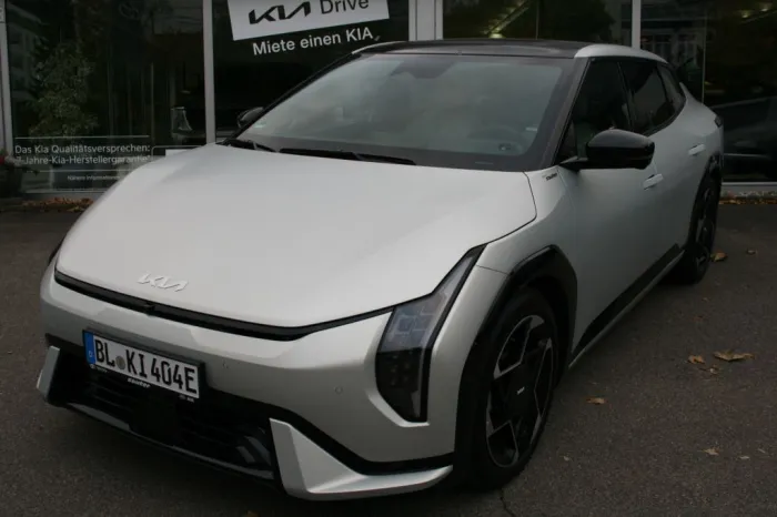 Kia EV4 FB Fastback 81 GT-line. Glasdach Mattlack