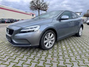 Volvo V40 Momentum T2 Aut. - NAVI + LED + AHK