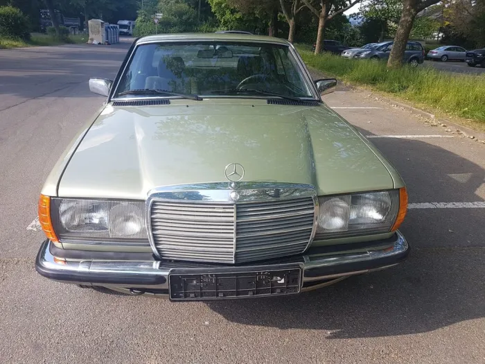 Mercedes-Benz W123 230 CE