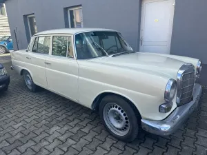 Mercedes-Benz 200 D Heckflosse
