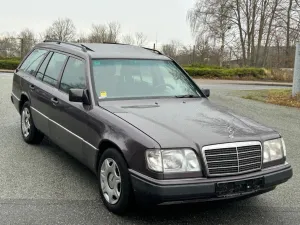 Mercedes-Benz 200T°°W124°°EURO 2°°AHK°°Schiebedach°°Hu;Neu