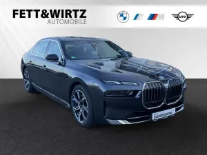 BMW 750e xDrive TV-Fond-Entertainment-SkyLounge-Auto