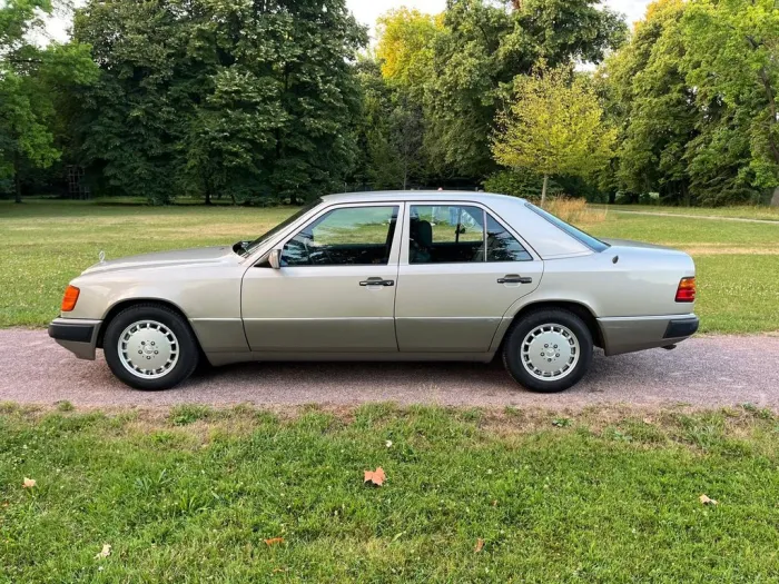 Mercedes-Benz 260E W124