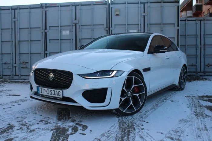 Jaguar XE R-Dynamic Black AWD