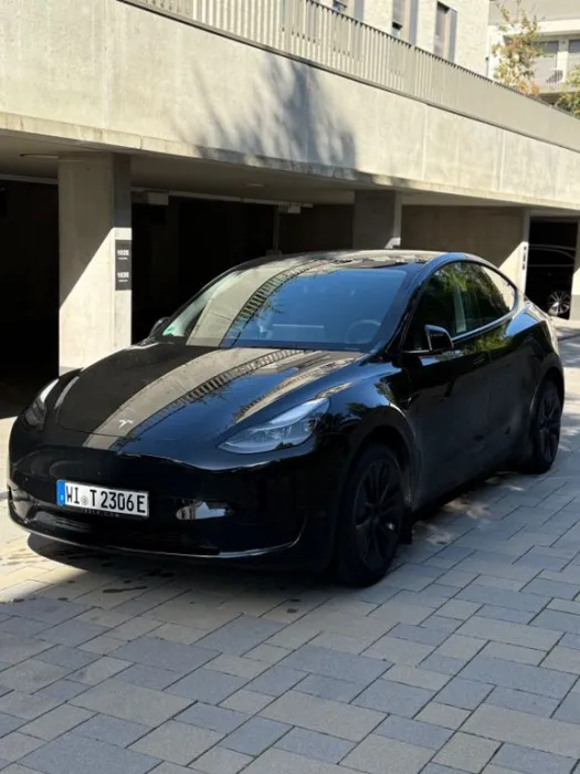 Tesla Model Y  Standard Range Autopilot