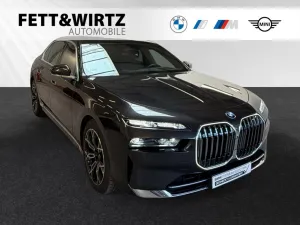 BMW 750e xDrive TV-Fond-Entertainment-SkyLounge