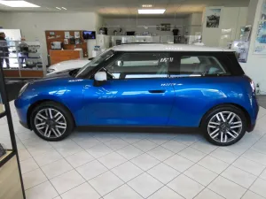 MINI Mini 3trg. BEV Cooper E Classic Trim LRH LED HUD