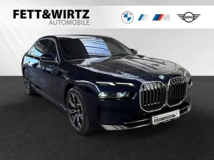BMW 740d xDrive TV-Fond-Entertainment-Autobahnass.