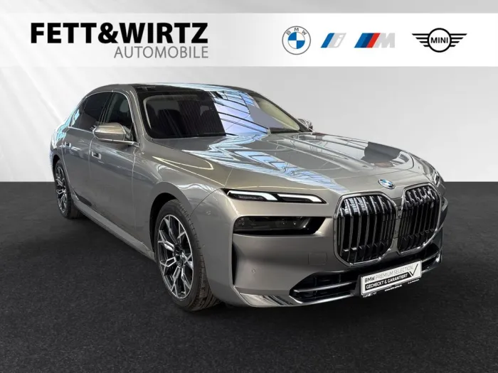 BMW i7 eDrive50 TV-Fond-Entertainment-SkyLounge