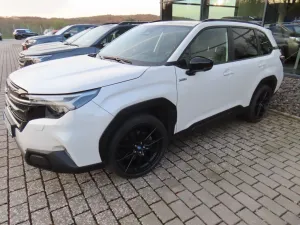 Subaru Forester 2.0 ie AWD Platinum Black & White