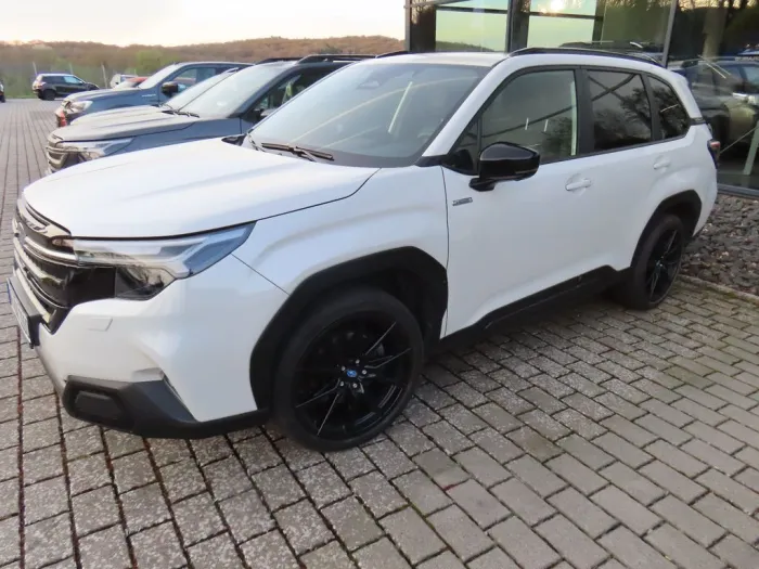 Subaru Forester 2.0 ie AWD Platinum Black & White