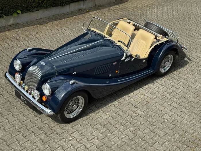 Morgan Plus 4 Roadster elegante Farbkombination
