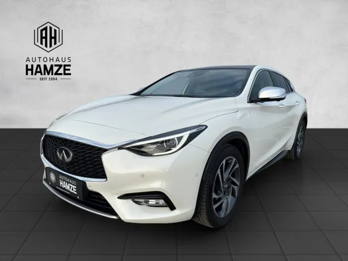 Infiniti Q30 1.6 16V Luxe Tech-Panorama-Kamera-BOSE-DAB