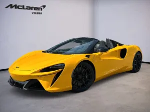 McLaren Artura Spider / MSO Volcano Yellow / B&W / BLISS