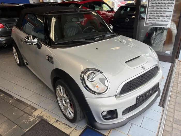 MINI John Cooper Works Cabrio JCW